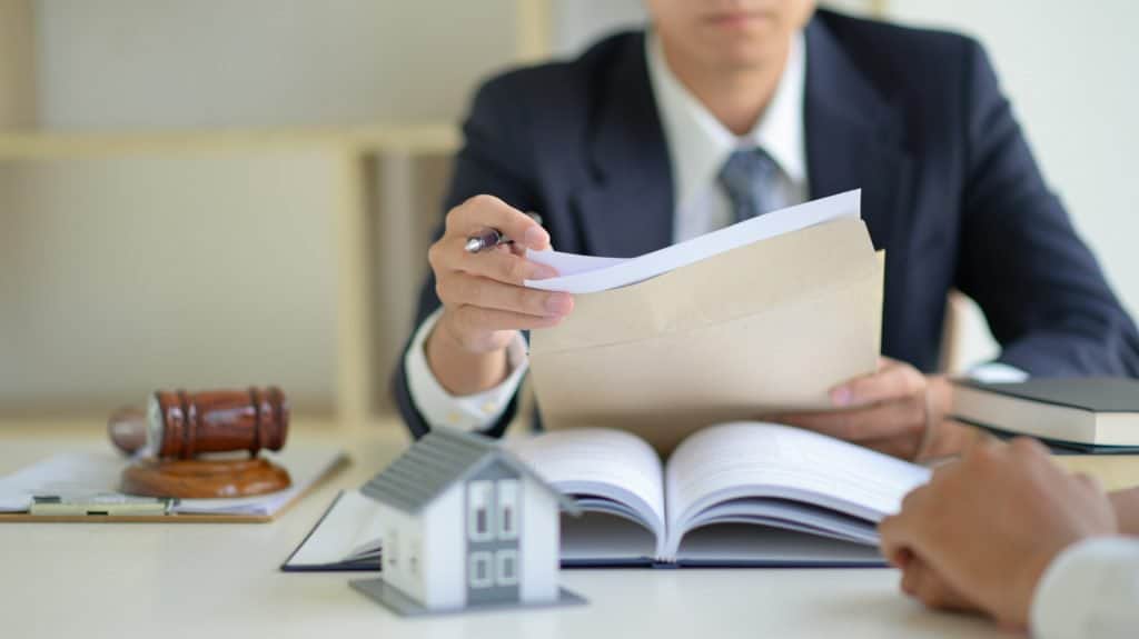 HOW TO HIRE THE RIGHT REAL ESTATE LAWYER